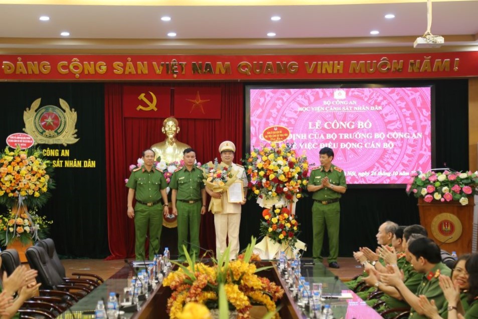 Tập thể Ban Giám đốc Học viện tặng hoa chúc mừng Đại tá Chử Văn Dũng
