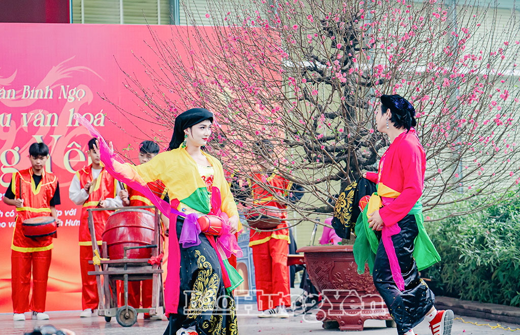 Trang phục áo tứ thân, khăn mỏ quạ đặc trưng của đội múa