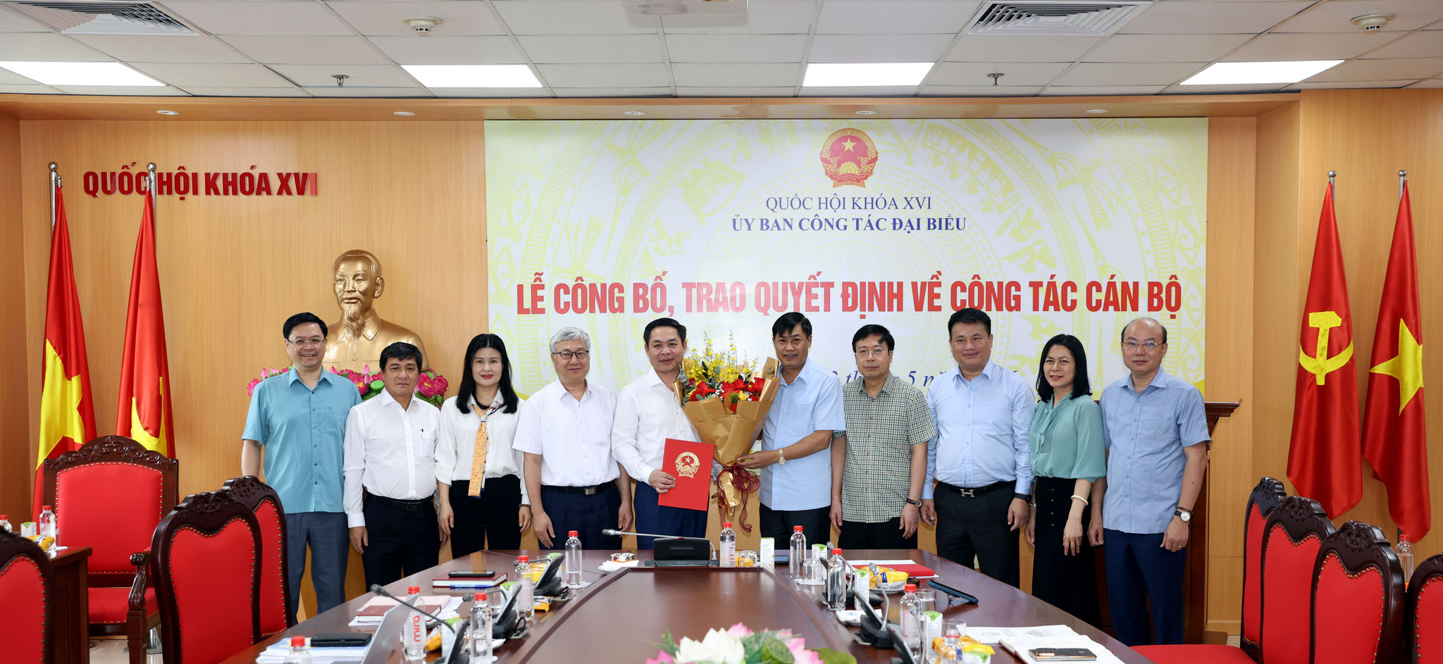 Lãnh đạo Ủy ban Công tác đại biểu tặng hoa chúc mừng Vụ trưởng Vụ Công tác đại biểu Chử Văn Thìn